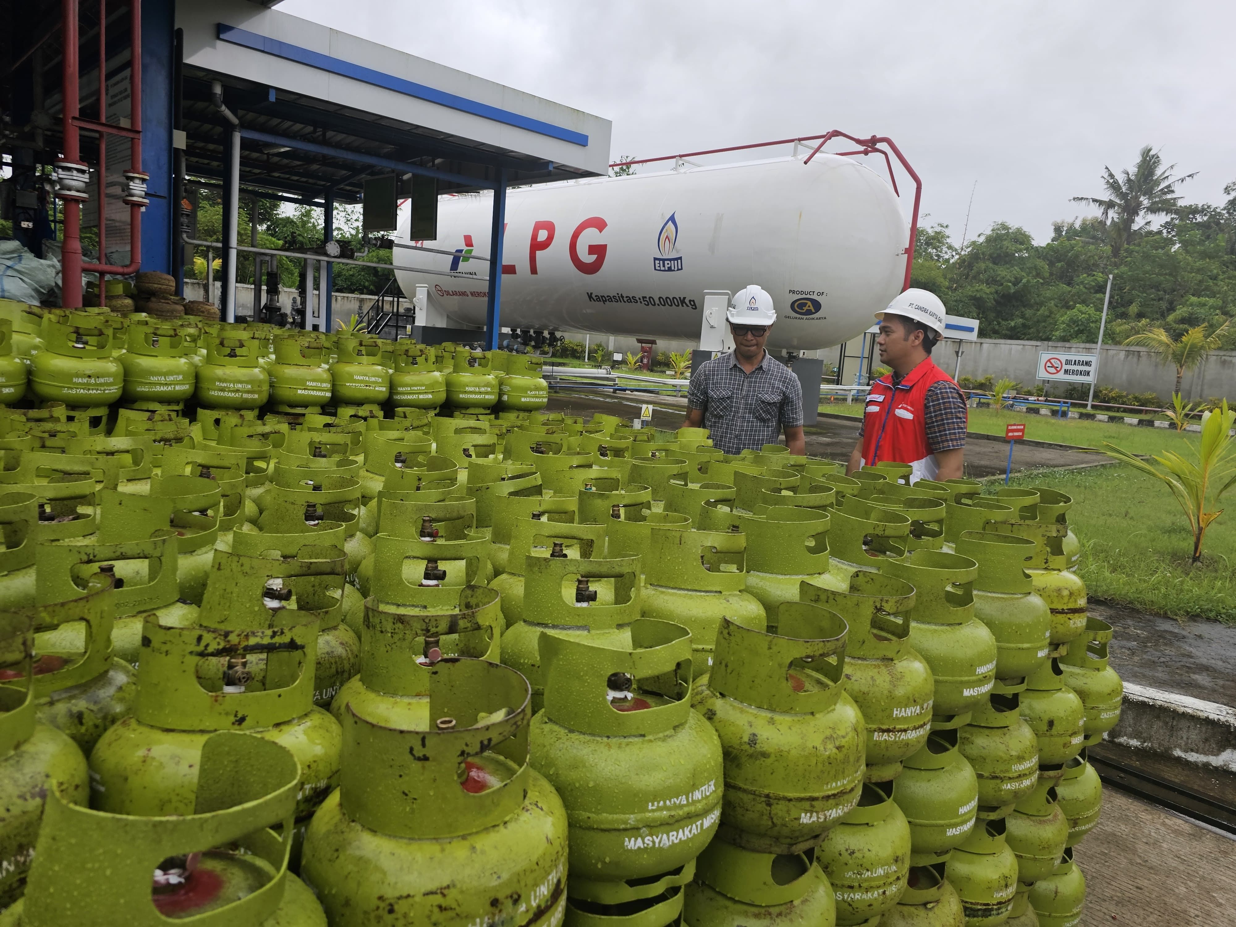 PASOKAN AMAN: Stok tabung gas LPG 3 kilogram di salah satu SPBE yang ada di Bali. Pertamina memastikan suplai gas  LPG di Bali dalam kondisi aman.