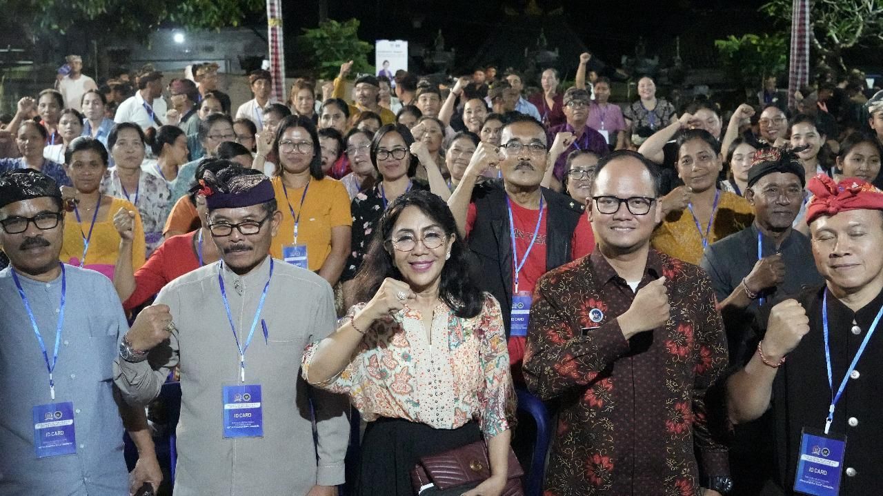 SOSIALISASI MBG: Anggota Komisi IX DPR RI, Tutik Kusuma Wardhani (tengah) bersama warga Desa Udisan, Bangli, melakukan sosialisasi program Makan Bergizi Gratis (MBG).