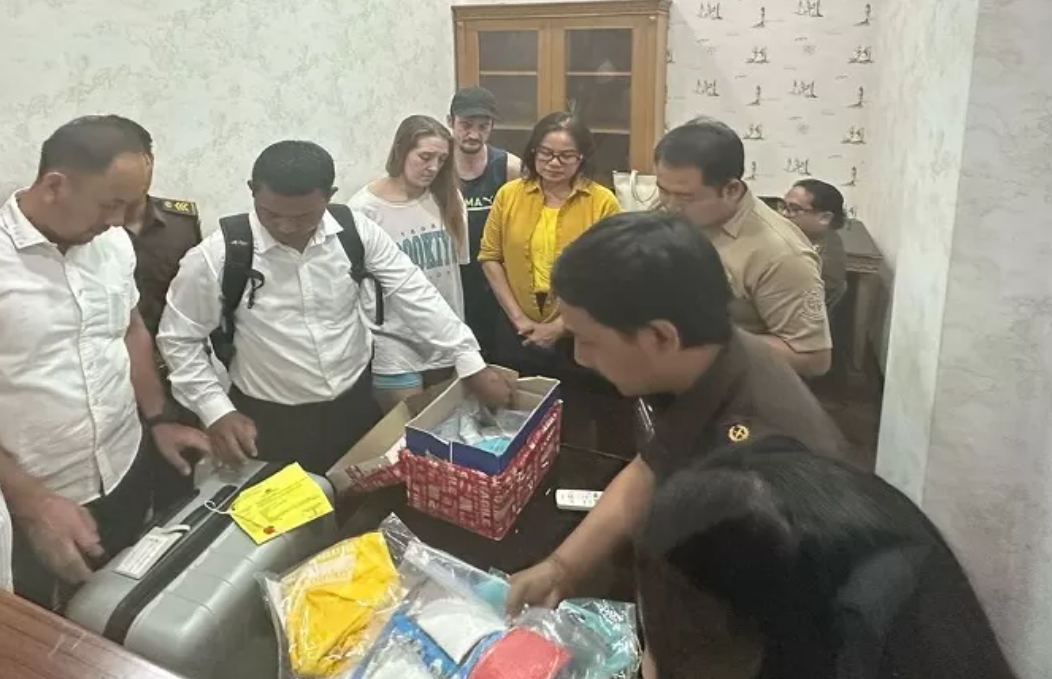 TRIO BRITISH: Polda Bali saat melakukan pelimpahan berkas perkara kepada Kejari Badung terkait kasus penyelundupan kokain yang melibatkan tiga orang WNA asal Inggris.