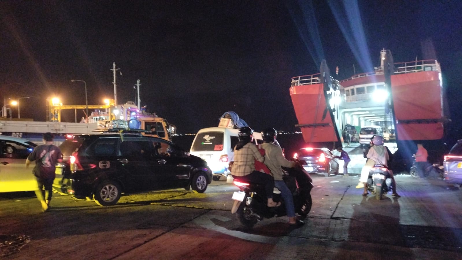 MUDIK IDUL ADHA: Suasana penyeberangan di Pelabuhan Gilimanuk. Arus pemudik meningkat menjelang hari raya Idul Adha. Bahkan kepadatan terjadi hingga malam hari.