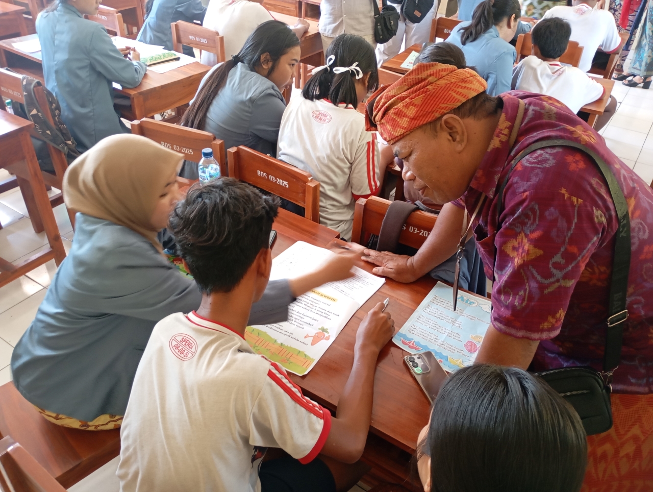 PENDAMPINGAN KHUSUS: Mahasiswa Undiksha memberikan pendampingan kepada siswa SMP yang belum bisa membaca.