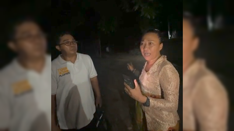 SIDAK: Anggota DPD RI, Ni Luh Djelantik (kanan) saat melakukan sidak ke Desa Pemaron, Buleleng. Sidak tersebut menindaklanjuti keluhan masyarakat terkait kebisingan yang ditimbulkan PLTGU Pemaron.