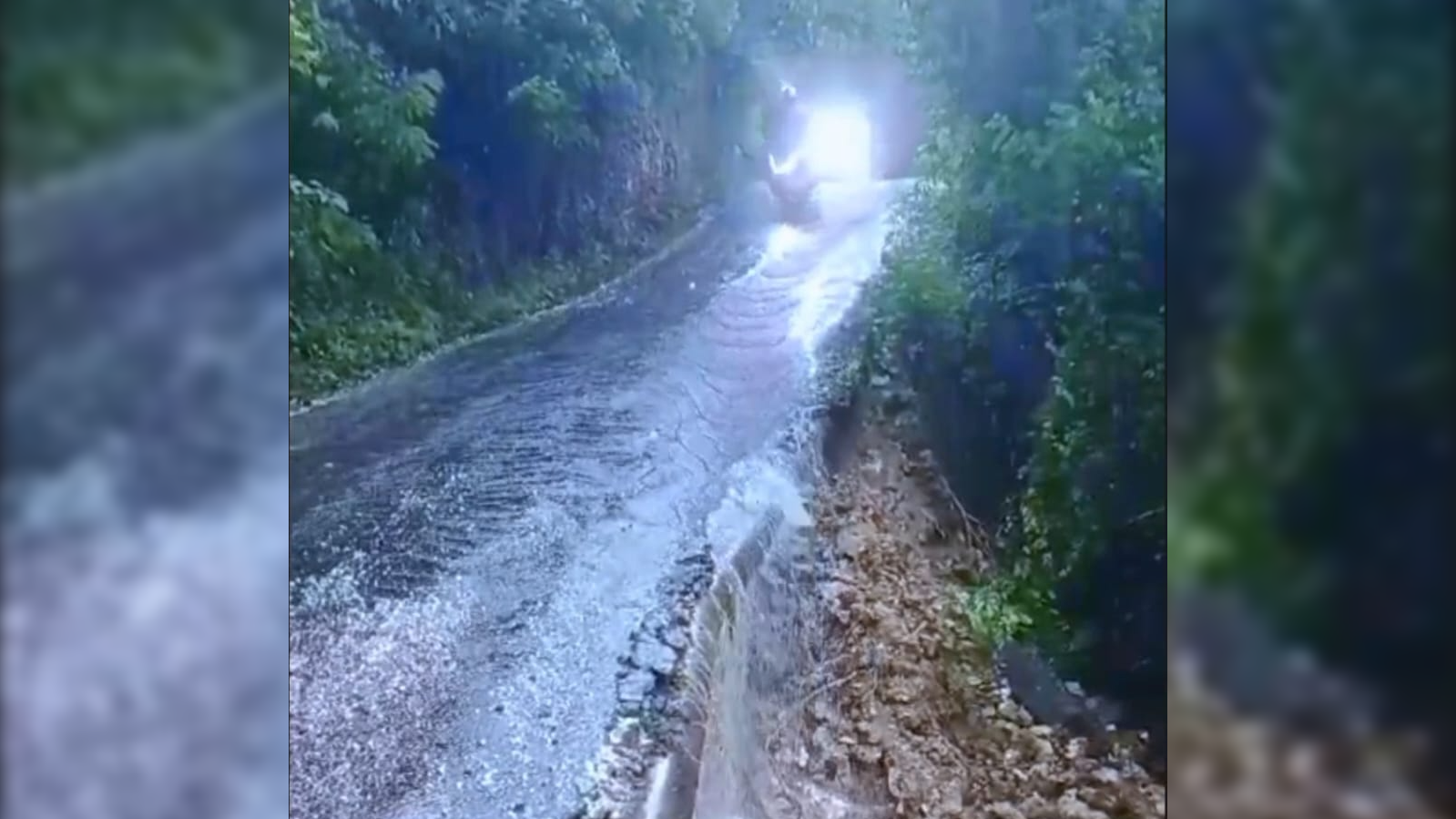 LONGSOR: Kondisi jalan menuju Crystal Bay, Nusa Penida yang tergerus longsor.