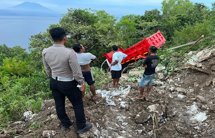 Petugas mendatangi lokasi truk terperosok ke jurang di area Banjar Anyar, Desa Sakti, Kecamatan Nusa Penida.