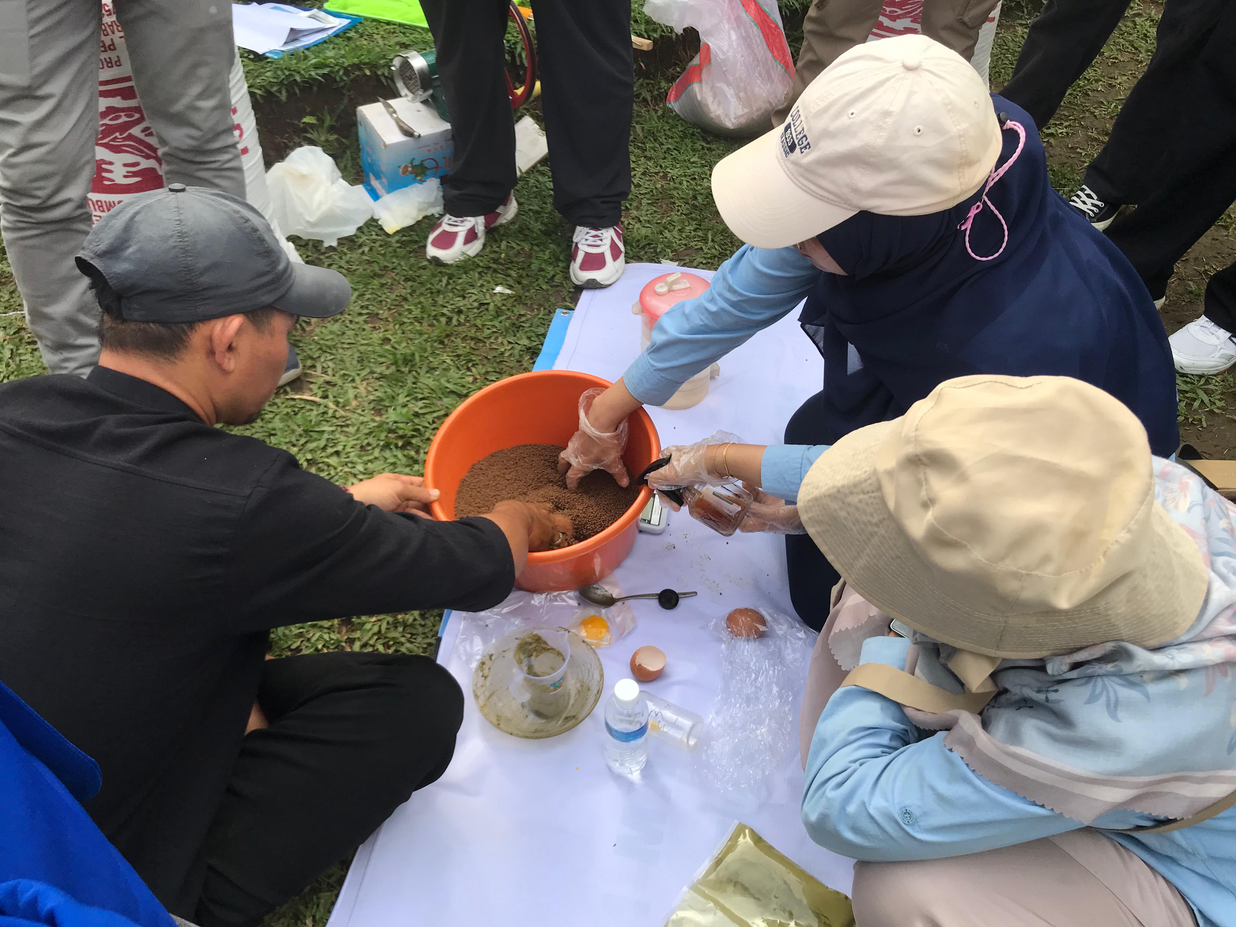 SAMPAH JADI BERKAH: Proses pembuatan pakan lele yang bersumber dari limbah makanan rumah tangga.