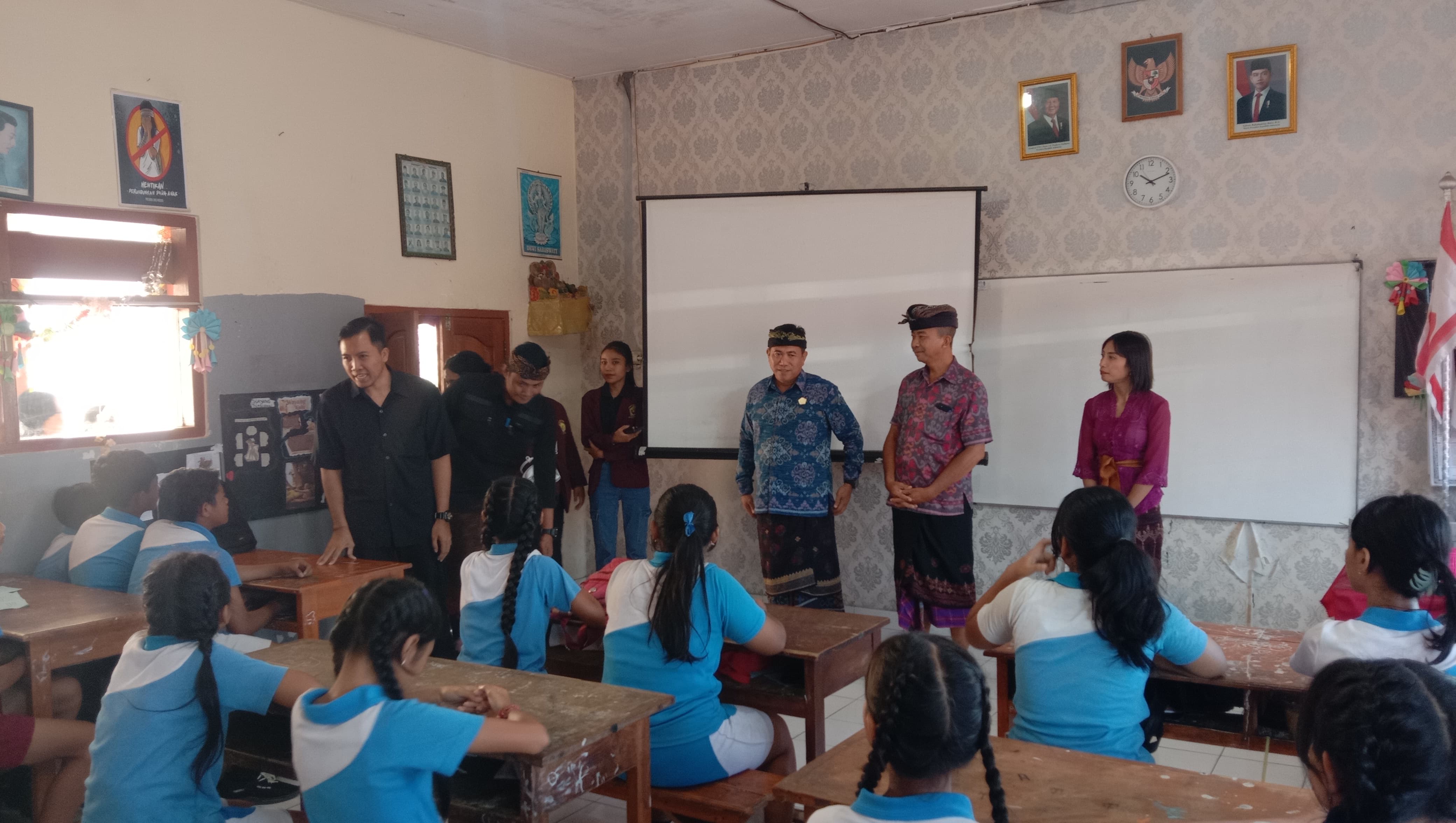 SIDAK: Anggota Komisi IV DPRD Buleleng, Nyoman Dhukajaya (baju biru) saat melakukan sidak. Dia melakukan sidak ke SDN 2 Alasangker dan SMPN 5 Buleleng.