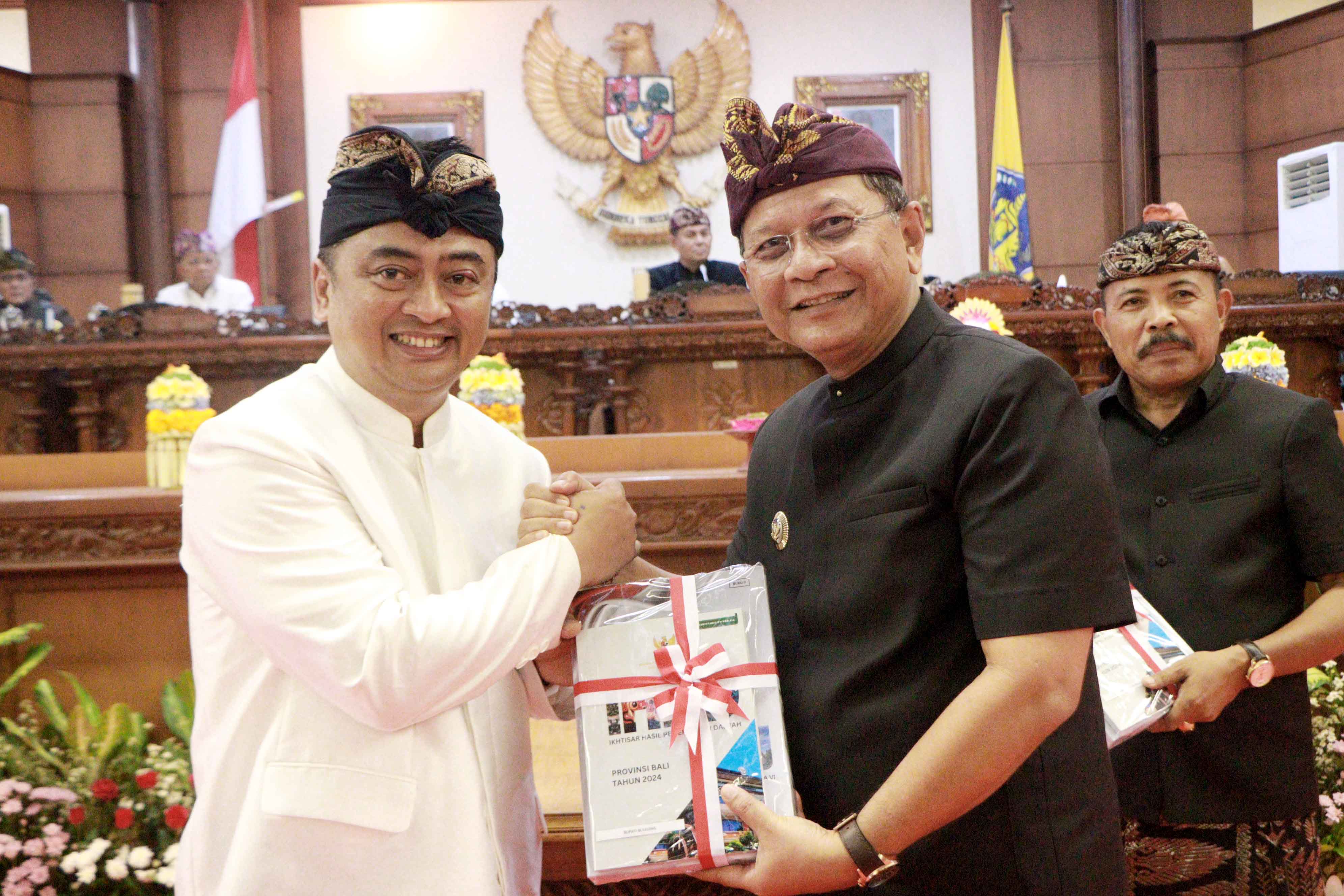 WTP: Bupati Buleleng, Nyoman Sutjidra (kanan) menerima Laporan Hasil Pemeriksaan dari Kepala BPK RI Perwakilan Bali.