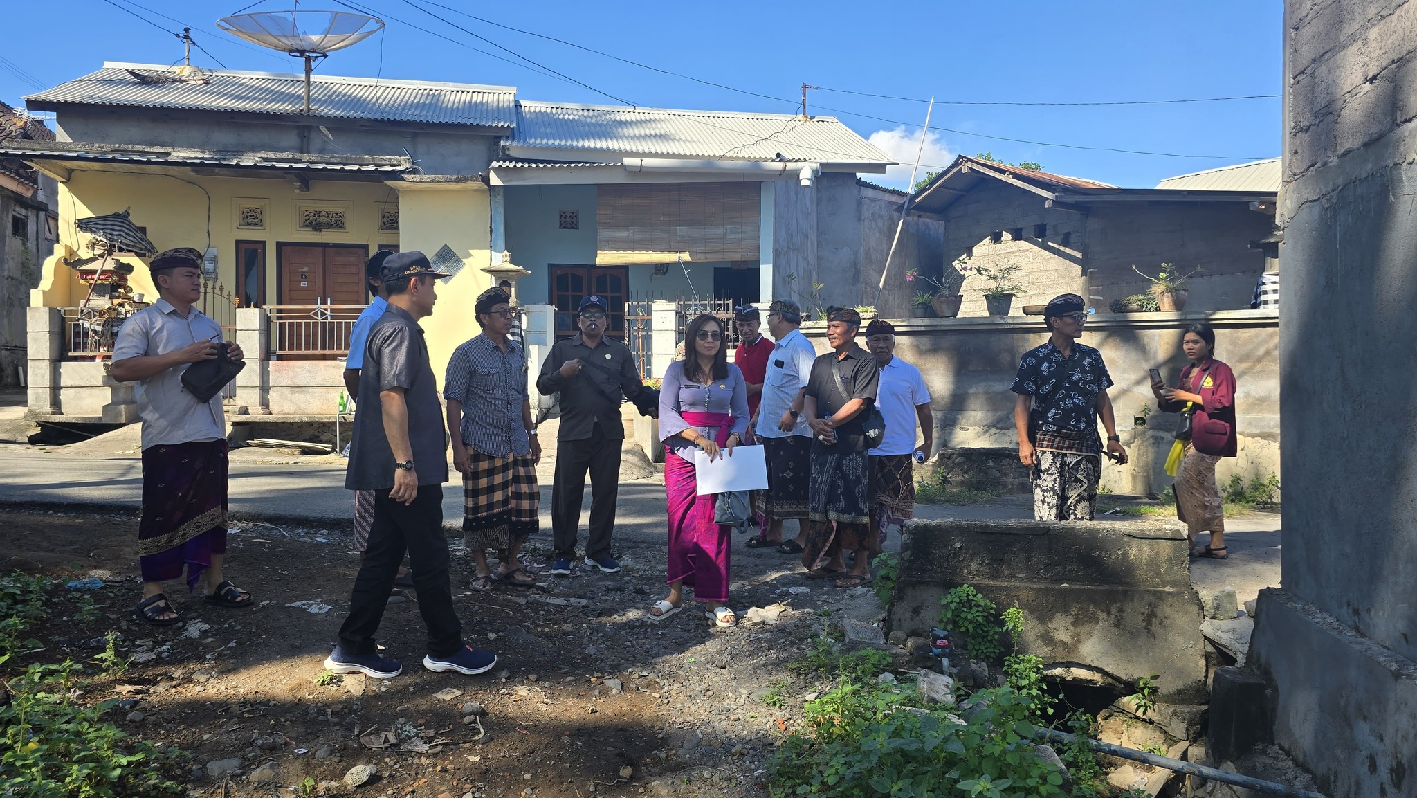 SIDAK: Komisi II DPRD Buleleng saat melakukan sidak ke Pantai Kubujati, Kelurahan Banyuning, Buleleng.
