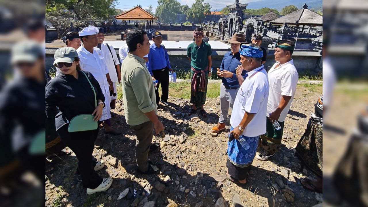 CEK LOKASI: Tim dari Komisi II DPRD Buleleng mendatangi Pura Segara Tigawasa, Buleleng, untuk menindaklanjuti pengaduan warga.