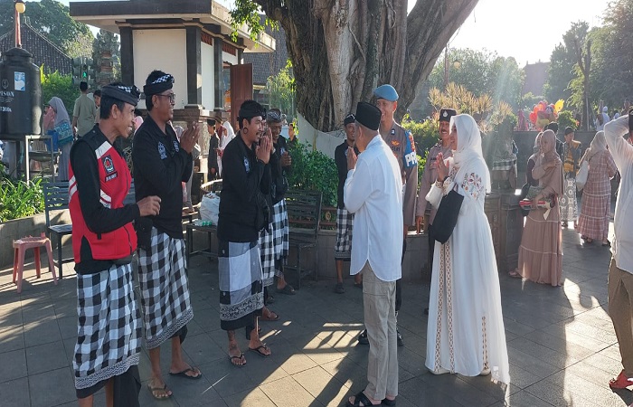 Pecalang menyapa Kapolres Gianyar AKBP Umar yang ikut sholat Idul Adha di Alun-Alun Gianyar.