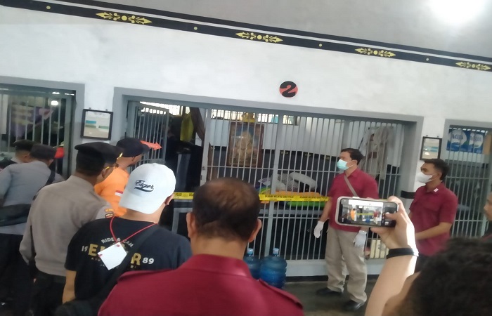 Polisi saat berada di Blok Dahlia tempat korban mengakhiri hidup.
