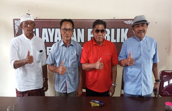 Bendesa Temesi Gusti Made Mastra, Perbekel Temesi Ketut Branayoga, Ketua Yayasan Pemilahan TPA Ketut Ketut Trikaya Wijaya Manik dan Wakil Ketua DPRD Gianyar I Made Suteja.
