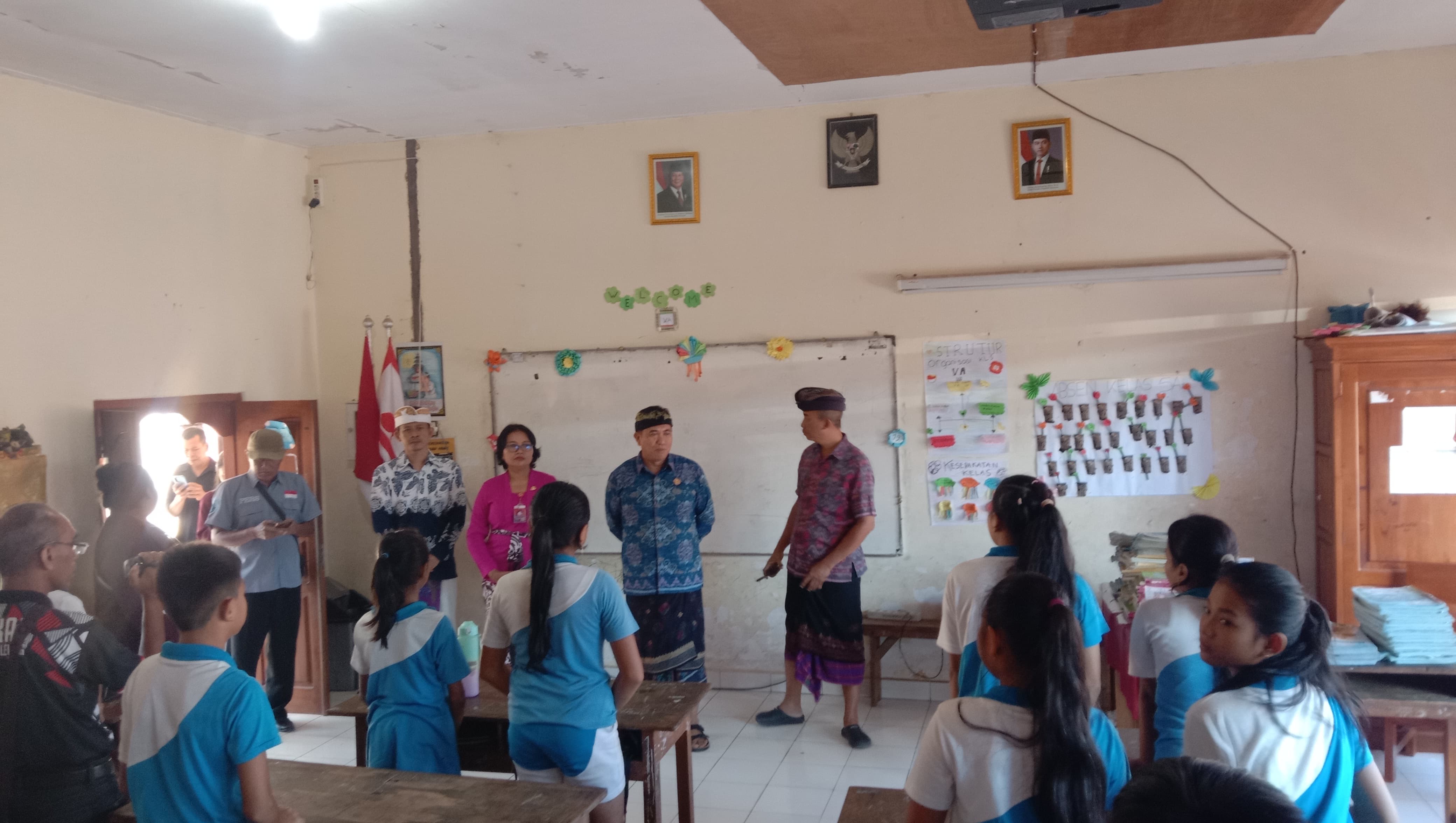 SIDAK: Anggota Komisi IV DPRD Buleleng, Nyoman Dhukajaya (baju endek warna biru) saat melakukan sidak ke sejumlah sekolah di Buleleng.