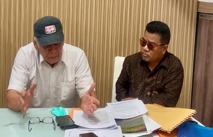 Tony Nugroho (kiri) bersama pengacaranya Yulius Benyamin Seran memutuskan banding atas vonis 3 bulan penjara atas dirinya kasus kekerasan seksual.