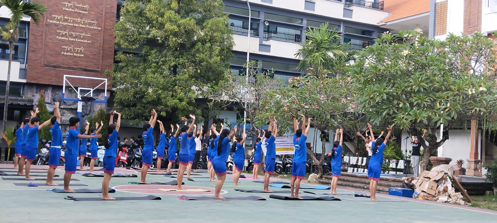 YOGA:  Siswa SMA Dwijendra mengikuti kegiatan  yoga yang digagas dosen dan mahasiswa UHN IGB Sugriwa Denpasar.