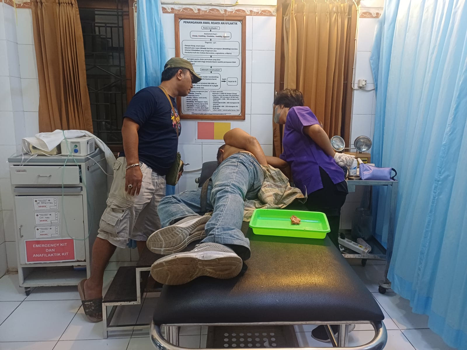 DIDUGA ODGJ: Ketut Suarka alias Tut De, terbaring di Puskesmas Gerokgak. Dia sempat dikeroyok massa karena diduga mencuri sepeda motor.