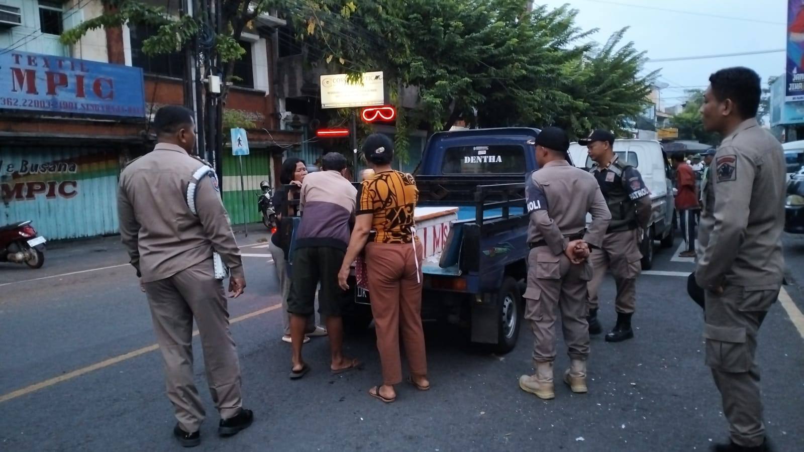 TERTIB YA: Pol PP Buleleng melakukan penertiban mobil pikap yang parkir di badan jalan. Mobil yang parkir juga sering menyaru menjadi pedagang bermobil.