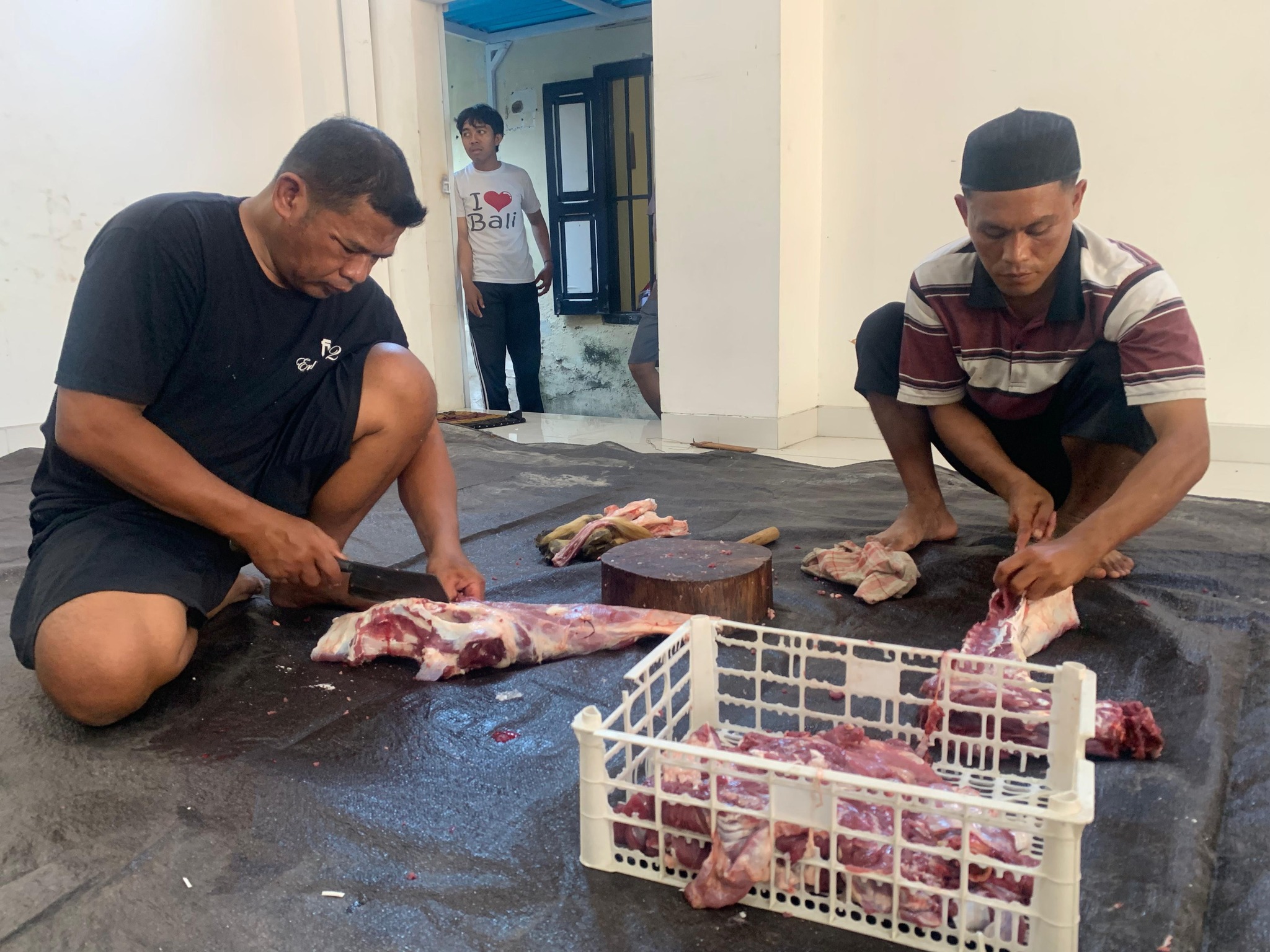KURBAN: Umat muslim di Masjid Nurrahman Kelurahan Kampung Singaraja memotong daging sapi kurban saat hari raya Idul Adha.