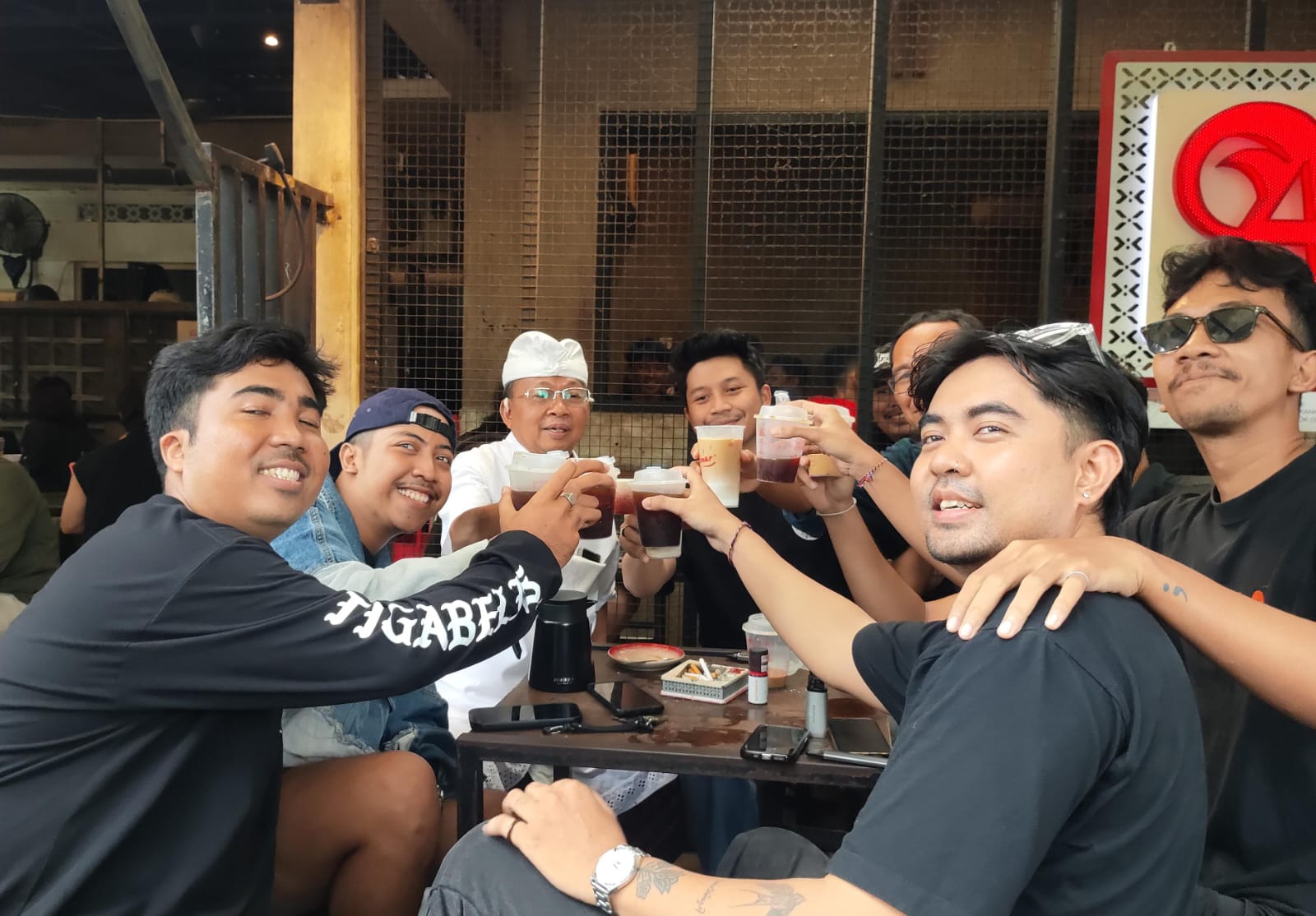 TOS KOPI: Gubernur Bali, Wayan Koster (pakai udeng putih) saat tos kopi bersama anak muda Bali di Jenar Kopi, Denpasar.