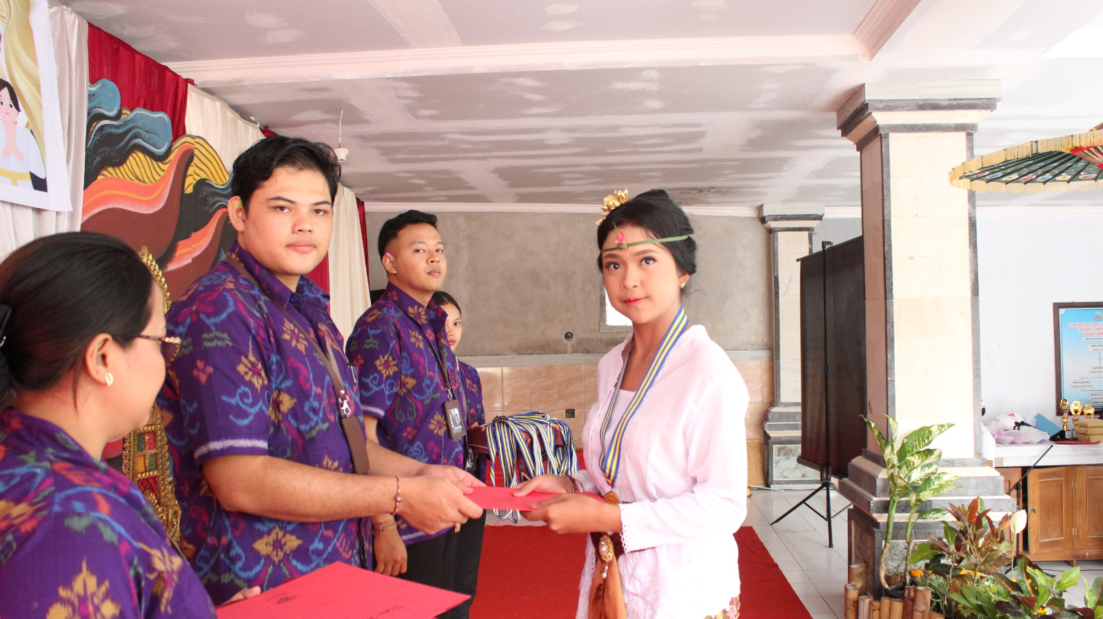 ANGKATAN PERTAMA: Angkatan pertama Madyama Widyalaya Jnana Dharma Sastra Buleleng berhasil lulus dengan paripurna.