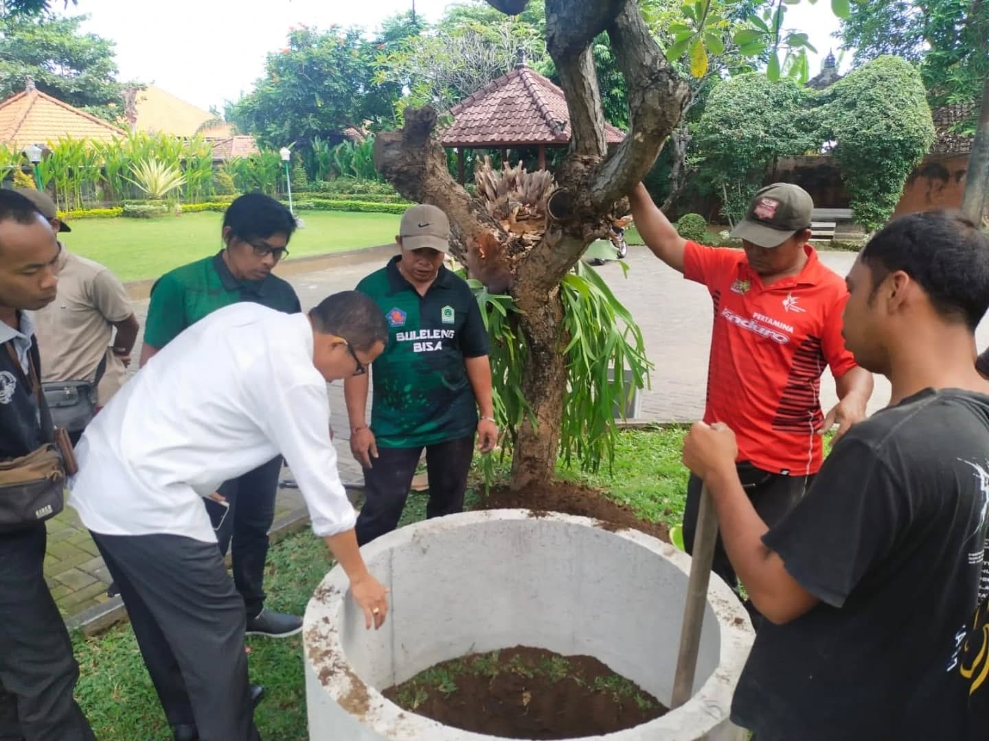 TEBA MODERN: Staf Dinas Lingkungan Hidup Buleleng membuat teba modern di halaman rumah jabatan Bupati Buleleng.