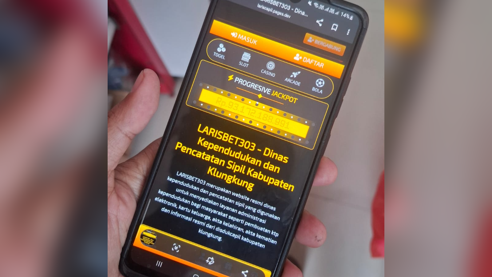 CATUT NAMA: Tampilan salah satu situs judol yang mencatut nama instansi pemerintah. Mereka mencatut nama Disdukcapil Klungkung.