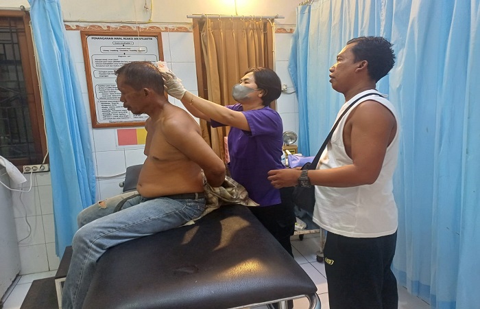 Pelaku TuT De ketika mendapatkan perawatan pasca mendapat &rdquo;salam olahraga&rdquo; dari masyarakat. Terpisah, dua sepeda motor yang dicurinya.