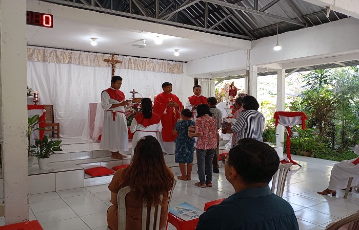 Suasana misa Hari Raya Pentakosta di Gereja Katolik KDMD Singaraja. Umat diajak menguatkan iman, untuk mengalahkan roh jahat.