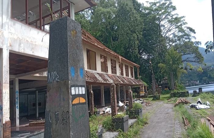 Kondisi aset DTW Bedugul milik Pemkab Tabanan  di Desa Batusesa, Kecamatan Baturiti Tabanan yang dibiarkan mangkrak dan tak terurus.