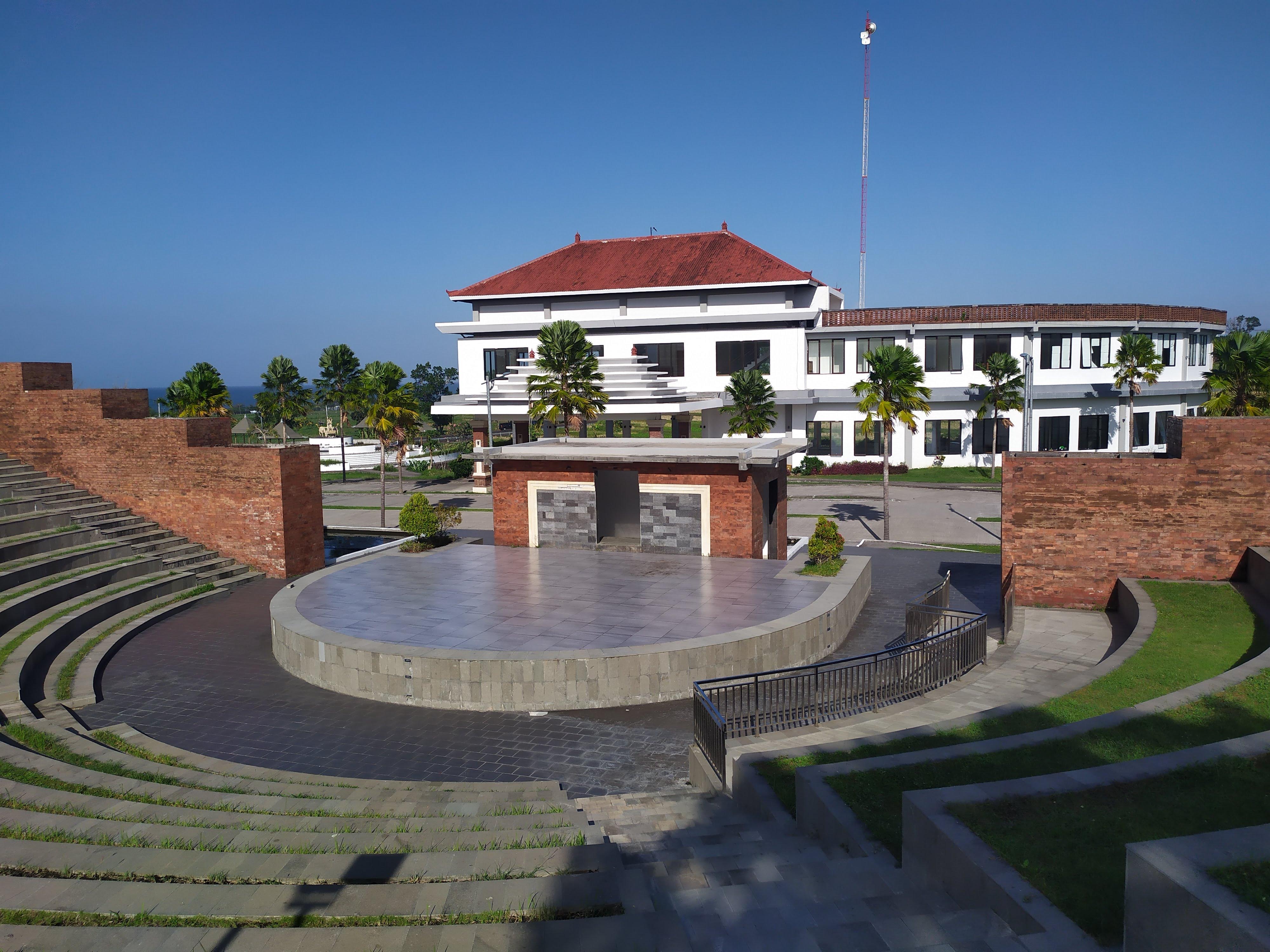 MANGKRAK: Anjungan cerdas Rambut Siwi di Jembrana mangkrak. Padahal gedung dibangun dengan dana puluhan miliar.