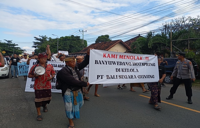 Krama Desa Adat Pejarakan menolak pengelolaan Banyuwedang Hot Spring oleh pihak ketiga. Pertemuan ini berakhir happy ending.