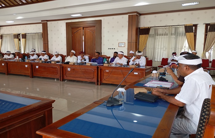 Rapat kerja DPRD Buleleng dengan OPD di lingkup Pemkab Buleleng, membahas pembangunan proyek di samping Pura Segara milik Desa Adat Tigawasa yang sangat mepet.