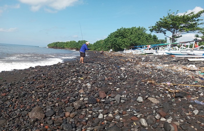 Kondisi pantai di Karangasem yang terancam abrasi.