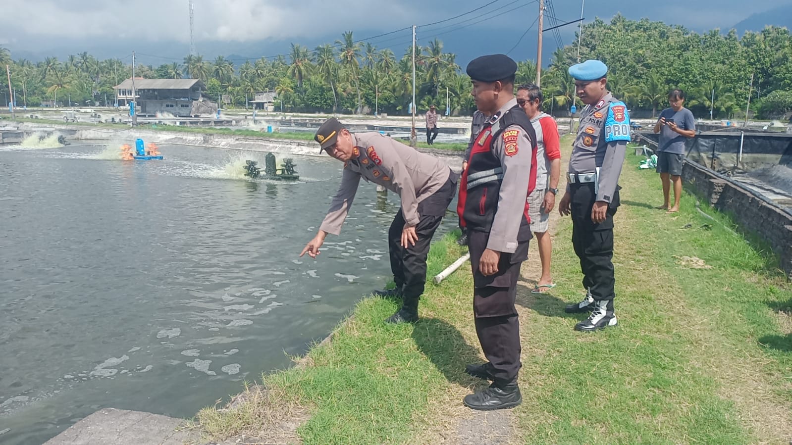 INI LOKASINYA: Aparat kepolisian menunjukkan lokasi korban tenggelam di area tambak.