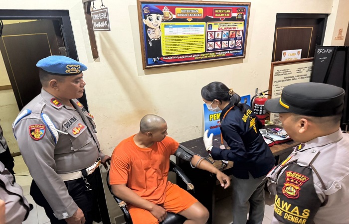 Seorang tahanan menjalani tensi darah, Rabu (11/6) kemarin.