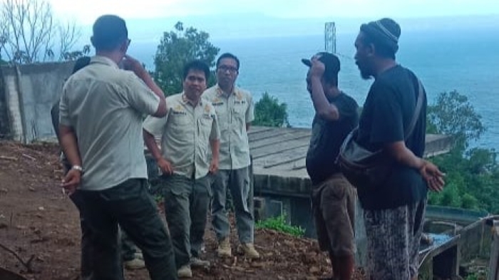 SIDAK: Pol PP Klungkung saat melakukan  sidak pembangunan tapak perkemahan di dekat Pura Goa Lawah.