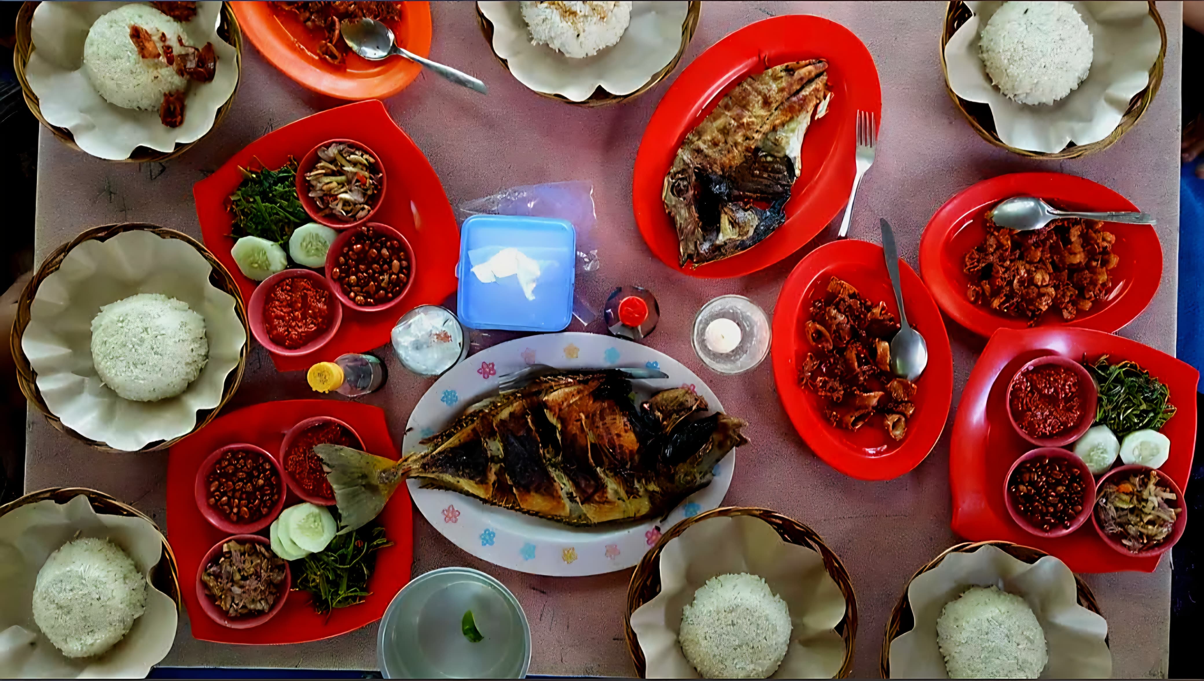 LEZAT: Menu ikan bakar yang dihidangkan di Warung Bokir, Pantai Kerobokan, Buleleng.
