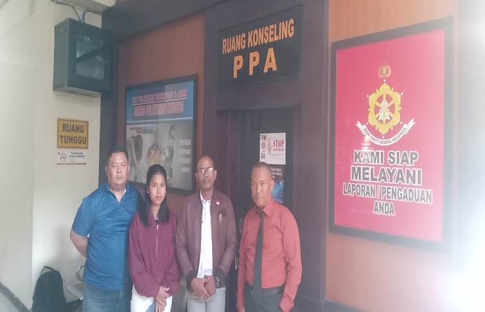 Korban KDRT Esti Antoneta Nengo didampingi Tim Hukum LBH 351 mendatangai kembali Reskrim Polres Tabanan saat pemeriksaan saksi-saksi.