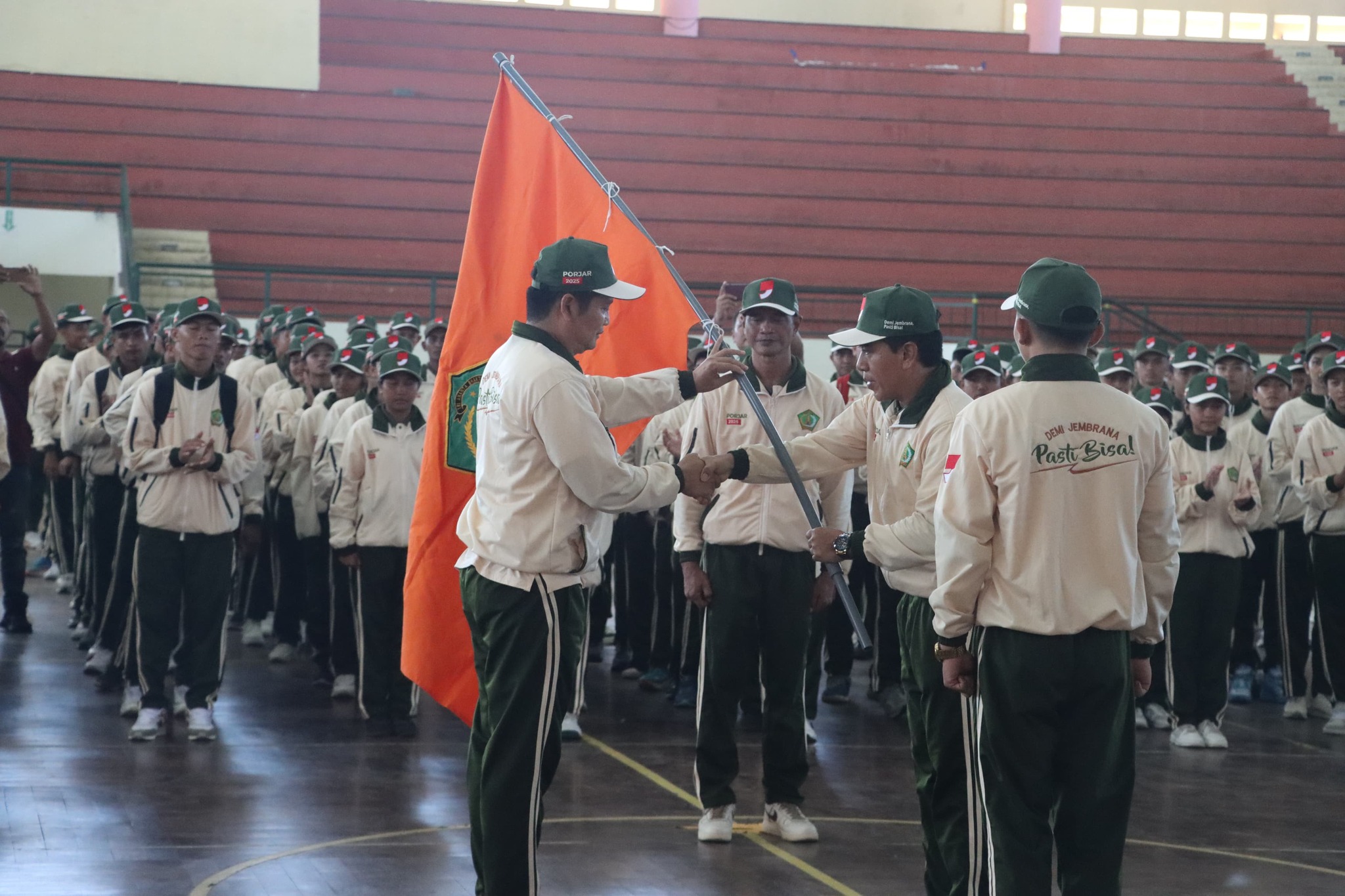 PELEPASAN: Suasana pelepasan Kontingen Jembrana untuk mengikuti Porjar 2025. Kini Kontingen Jembrana kembali menjadi juru kunci pada Porjar Bali 2025.