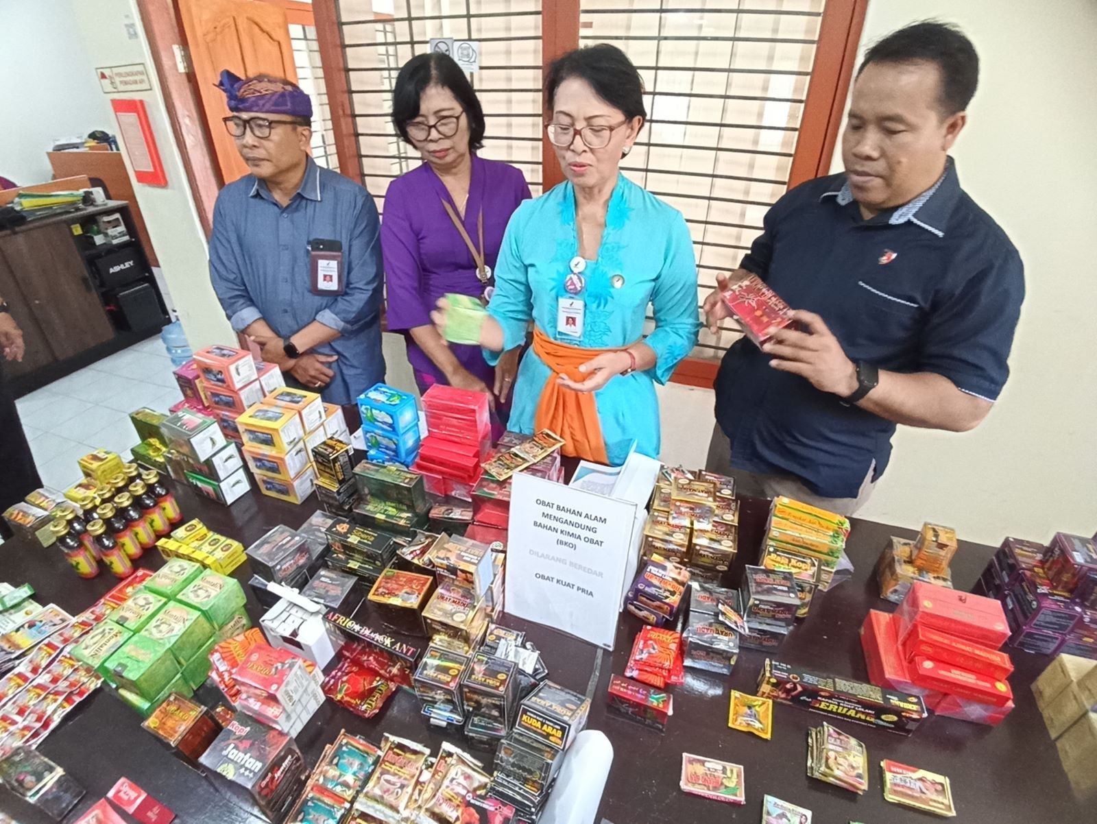 ILEGAL: Tim BBPOM Bali menunjukkan obat-obatan tradisional yang mengandung bahan kimia.