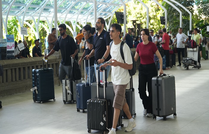 Aktivitas penumpang di Bandara I Gusti Ngurah Rai, Bali.