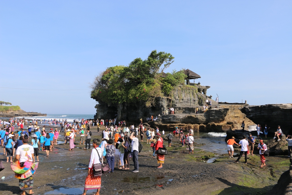 STAGNAN: Suasana kunjungan di objek wisata Tanah Lot. Jumlah kunjungan wisatawan stagnan, bahkan cenderung menurun hingga 20 persen.