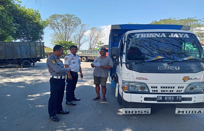 Petugas Dishub Buleleng mensosialisasikan surat himbauan pengaturan jam operasional truk ke sopir-sopir. Tujuannya agar tidak terjadi ketersendatan pada jam-jam sibuk.