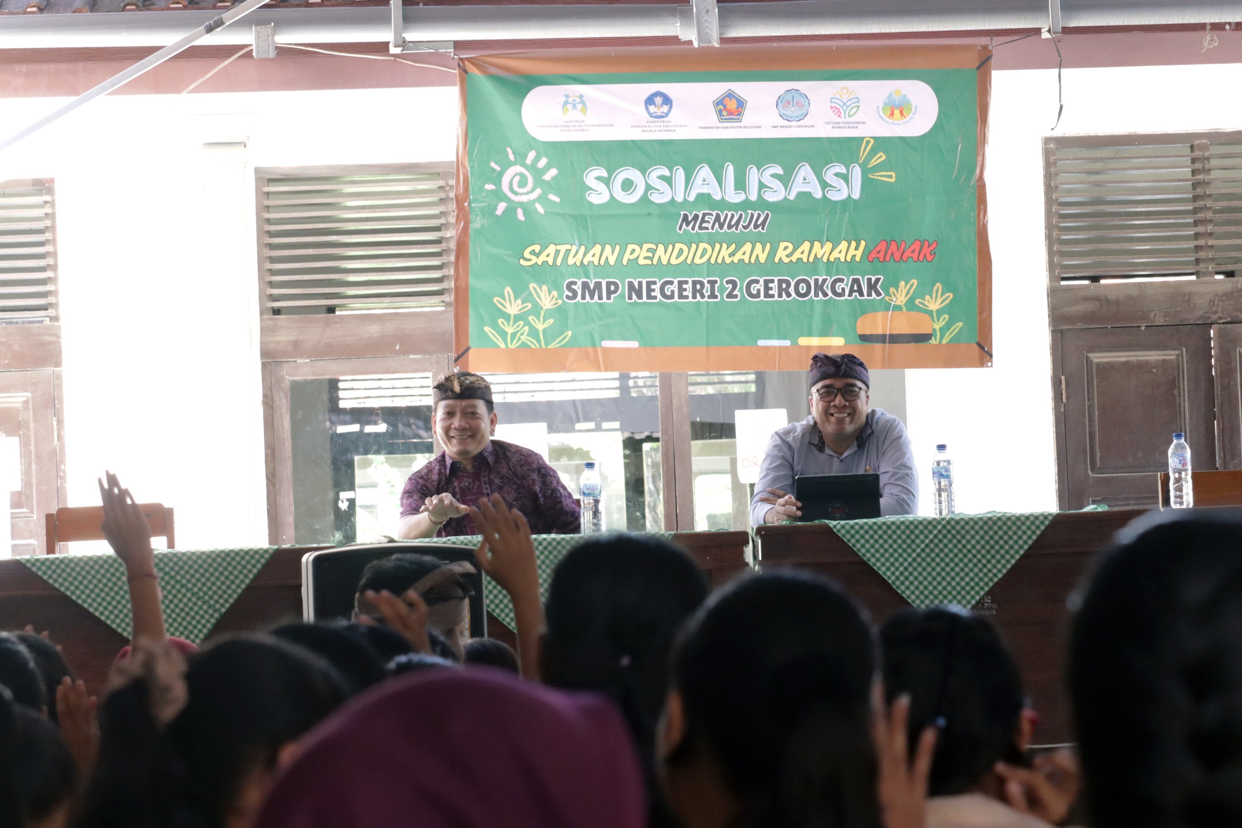 SOSIALISASI: Sosialisasi keamanan digital kepada para siswa di SMPN 2 Gerokgak.