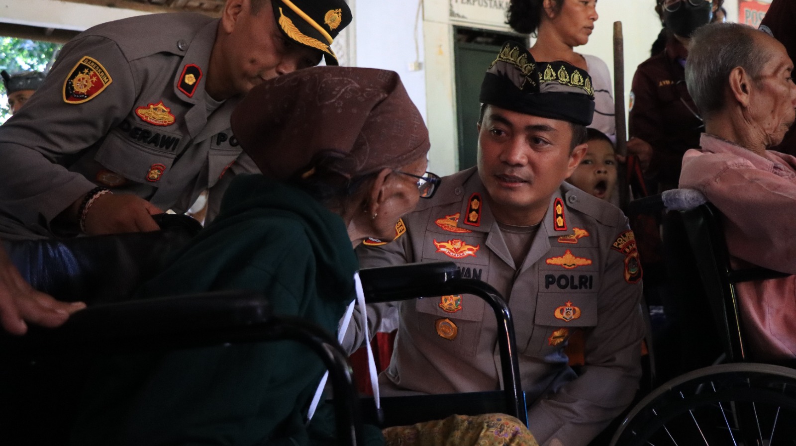 BAKTI SOSIAL: Kapolres Buleleng,  AKBP Ida Bagus Widwan Sutadi saat menghadiri kegiatan bakti sosial pelayanan kesehatan gratis kepada lansia di Desa Musi, Buleleng.