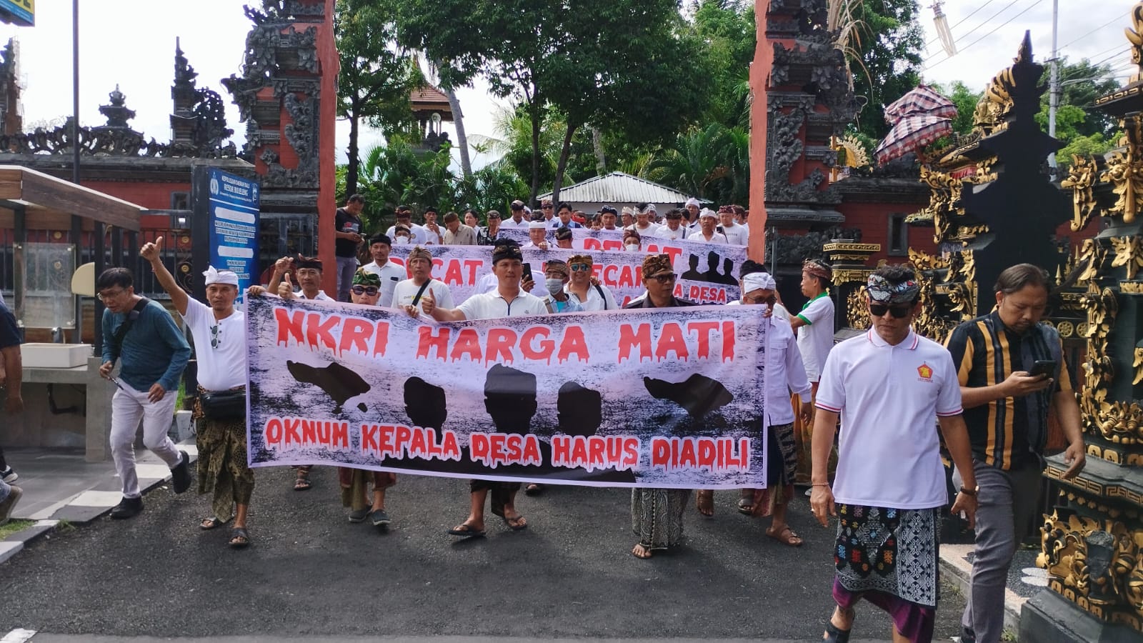 DATANGI POLRES: Simpatisan Gerindra Buleleng mendatangi Polres Buleleng untuk menyampaikan aspirasi.