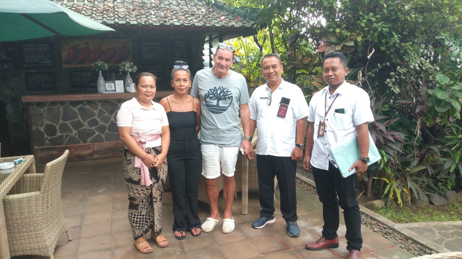PENGAWASAN: Tim Disnaker Buleleng (kemeja putih) melakukan pengawasan terhadap Tenaga Kerja Asing di Kabupaten Buleleng.