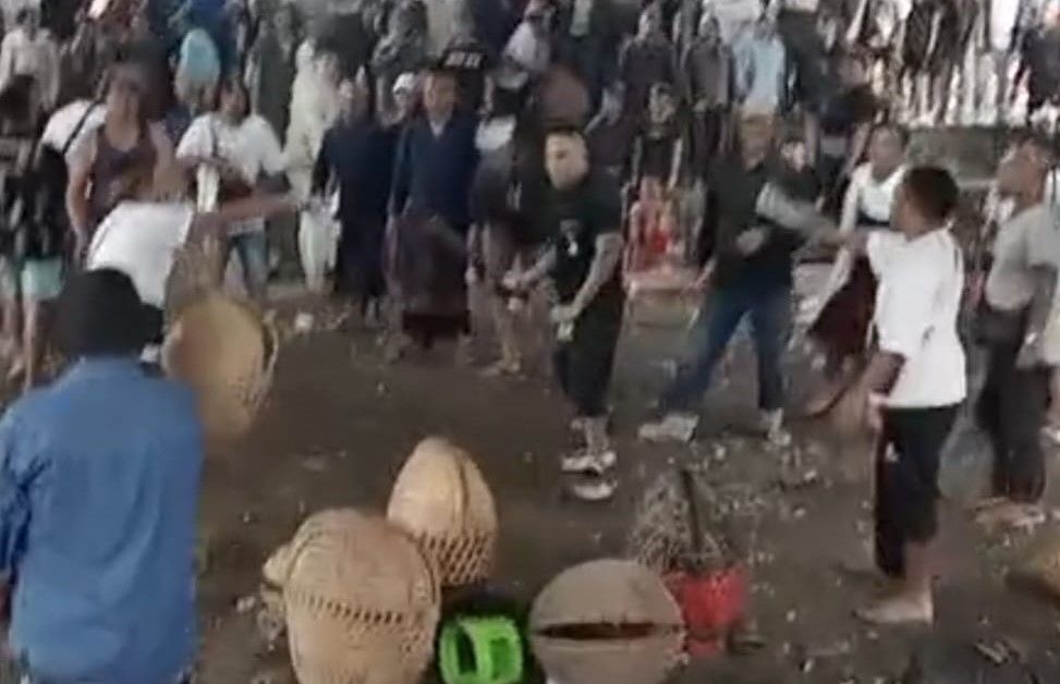 RICUH: Kericuhan di arena sabung ayam yang terletak di Desa Songan, Kintamani, Bali.