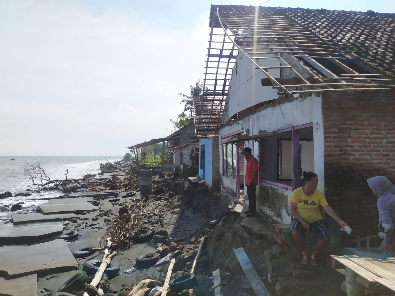 PORAK PORANDA: Rumah warga di Pantai Pebuahan porak poranda gara-gara digempur ombak pasang.