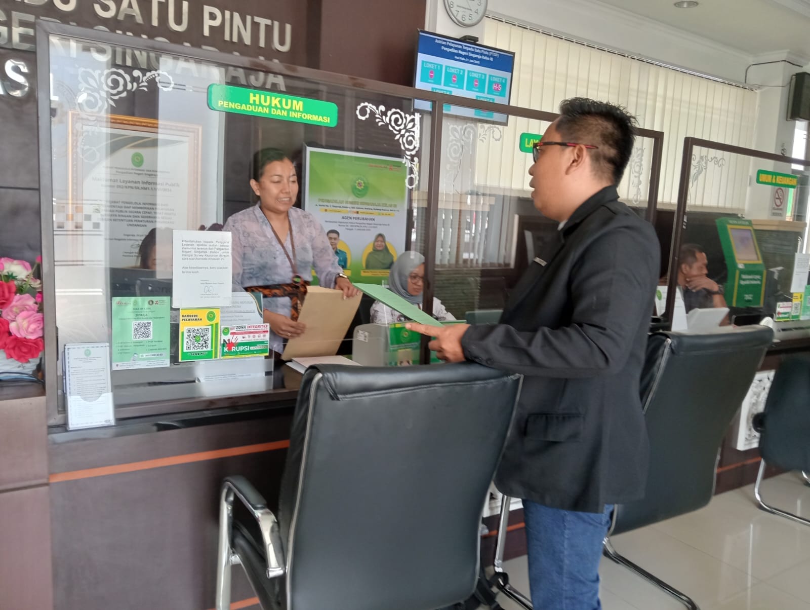 DAFTAR GUGATAN: I Gusti Putu Adi Kusuma Jaya alias Gus Adi (kanan) mendaftarkan gugatan pra peradilan ke Pengadilan Negeri Singaraja.